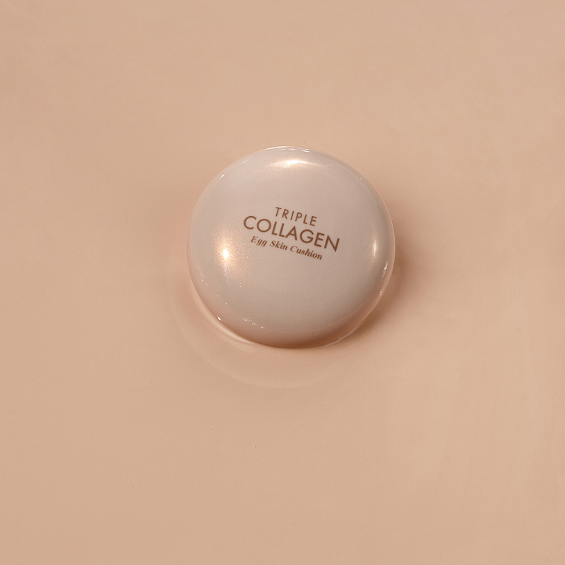 TONY MOLY Triple Collagen Egg Skin Cushion de la marque TONY MOLY, boîte crème beige sur fond clair, photo produit