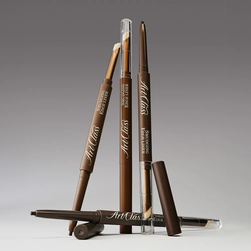 TOO COOL FOR SCHOOL Art Class Smudging Edge Liner, crayons maquillage brun et transparent sur fond studio, style arty