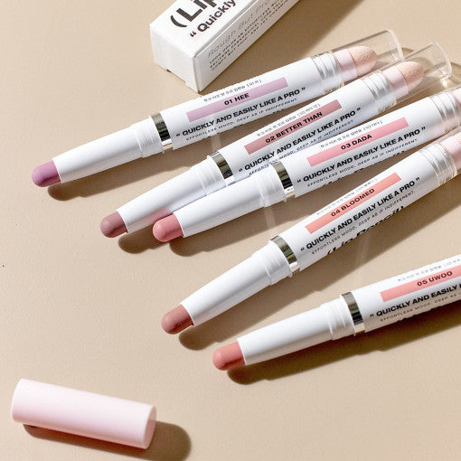 TOOQ Rough But Pro Lip Pencil de la marque TOOQ, crayons à lèvres sur fond beige, packaging et couleurs variées, vue produit.