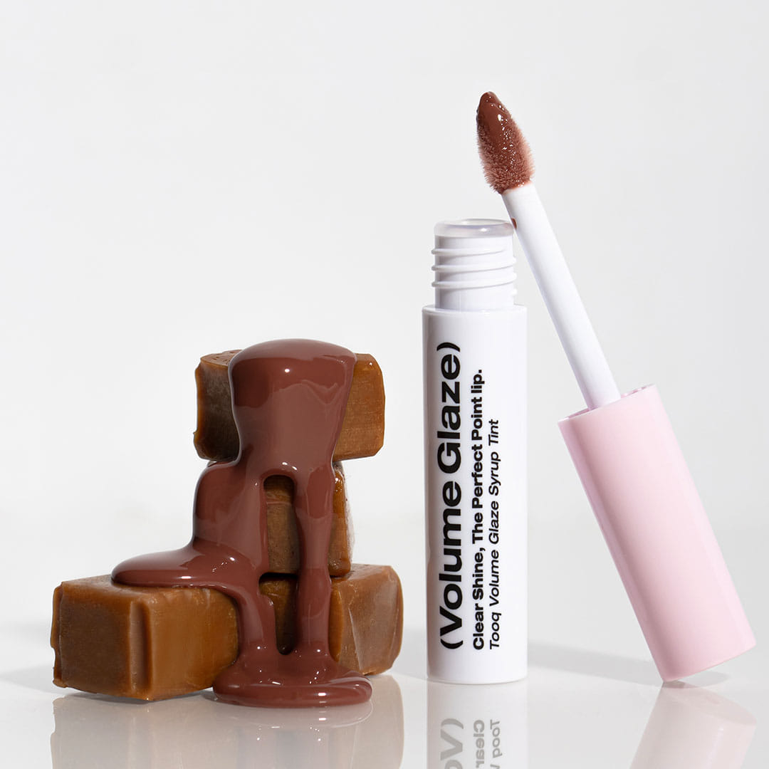 TOOQ Volume Glaze Syrup Tint Mini, gros plan du stick lèvres avec teinte chocolat, marque TOOQ sur fond clair.