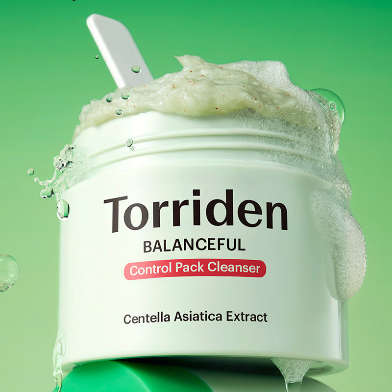 TORRIDEN Balanced Cica Pore Control Pack Cleanser 120g, flacon Torriden sur fond vert, texture moussante et éclaboussures d’eau