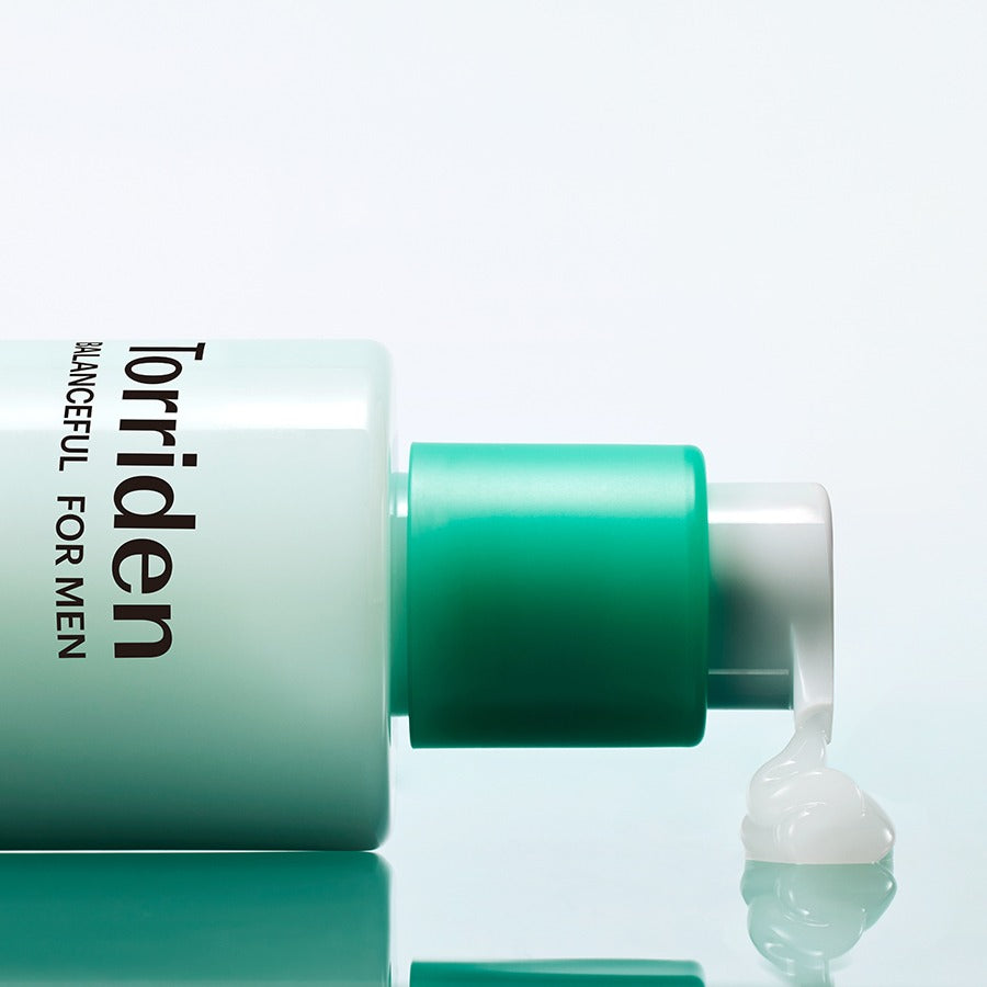TORRIDEN Balanced For Men Cica Oil-Free Lotion 200ml, flacon vert et texture sur fond clair, vue produit.