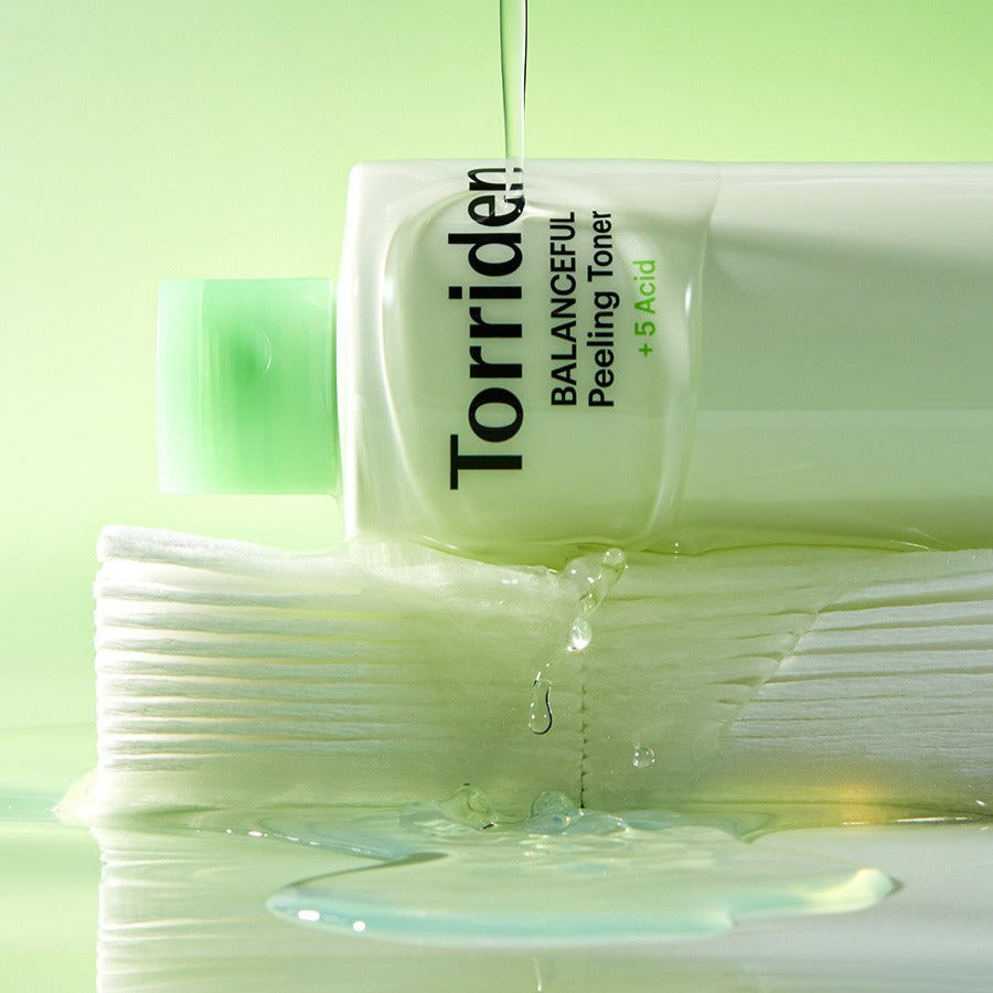 Décris l'image en français : TORRIDEN Balanceful Peeling Toner 250ml de la marque TORRIDEN, flacon vert, effet peeling.