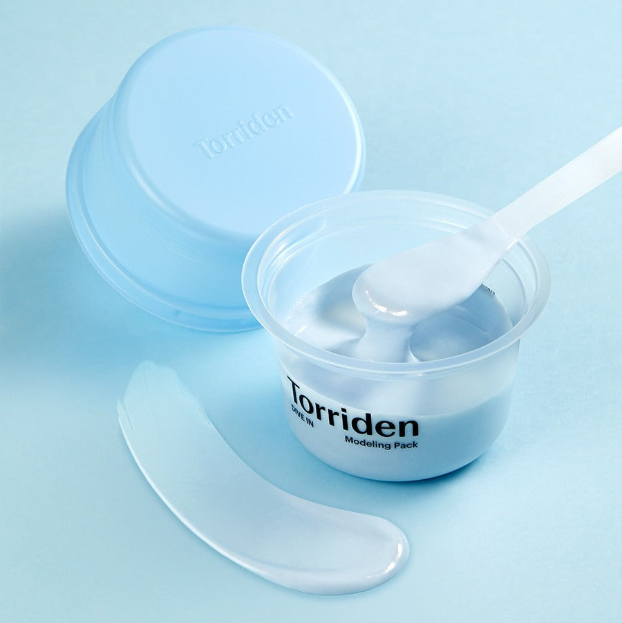 Décris l'image en français : TORRIDEN Dive In Low Molecular Hyaluronic Acid Modeling Pack, pot bleu et gel, style soins beauté