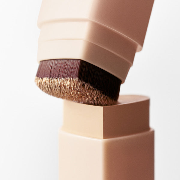 TOUCH IN SOL Pretty Filter In My Heart Stick Foundation en cours d'application sur la peau, montrant son design élégant et pratique.