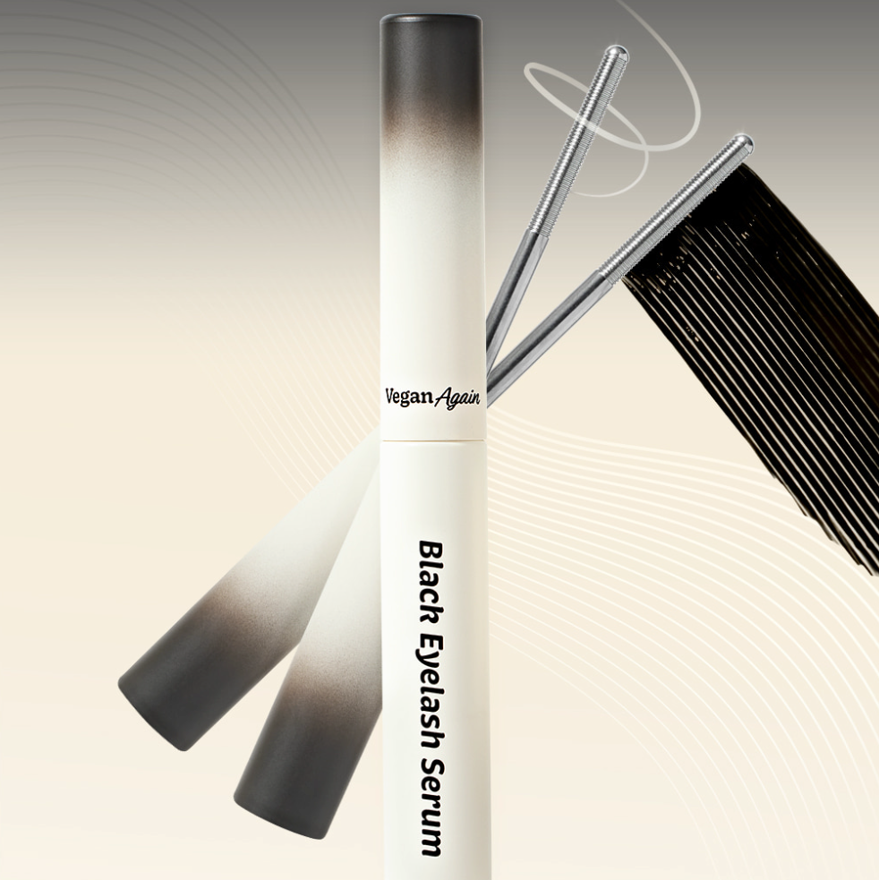 TOUCH IN SOL Vegan Again Black Eyelash Serum 5.5g de la marque TOUCH IN SOL, flacon et brosse sur fond visuel beauté.