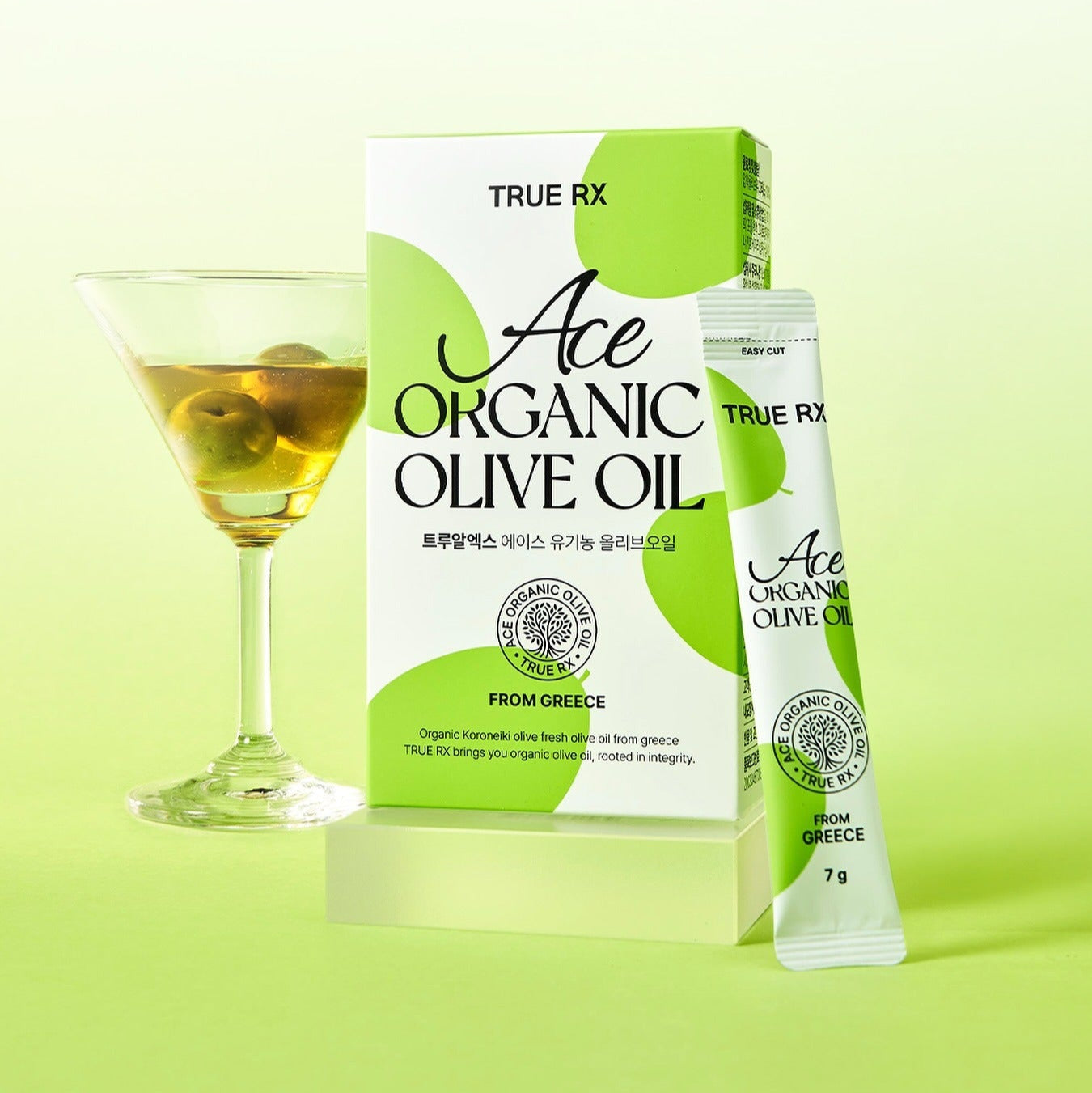 TRUE RX Ace Organic Live Oil de TRUE RX, huile d’olive en flacon et boîte, fond vert, contexte visuel studio.