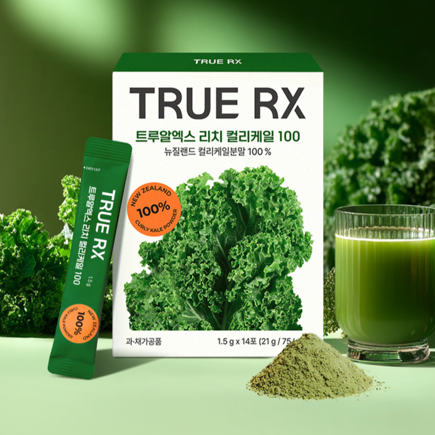TRUE RX Rich Curly Kale Powder 100% de la marque TRUE RX, pack et poudre de kale vert sur fond vert.
