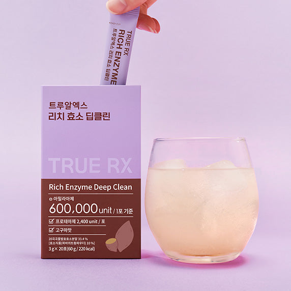 TRUE RX Rich Enzyme Deep Clean 20 Packs 1 Box, boîte de marque TRUE RX avec verre sur fond rose, main tenant le produit