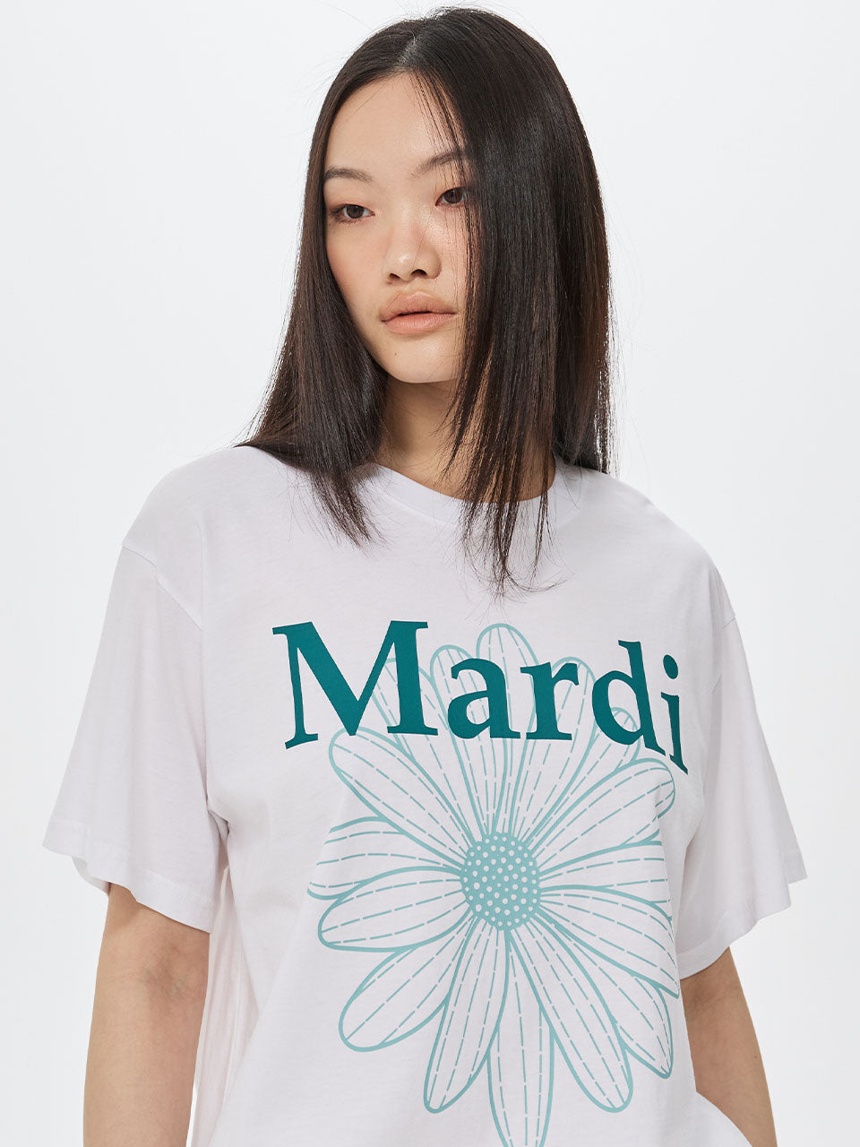 TSHIRT FLOWERMARDI DUO_WHITE SAGEGREEN, T-shirt Mardi Mercredi coréen chic avec motif “Mardi” blanc et vert sur modèle