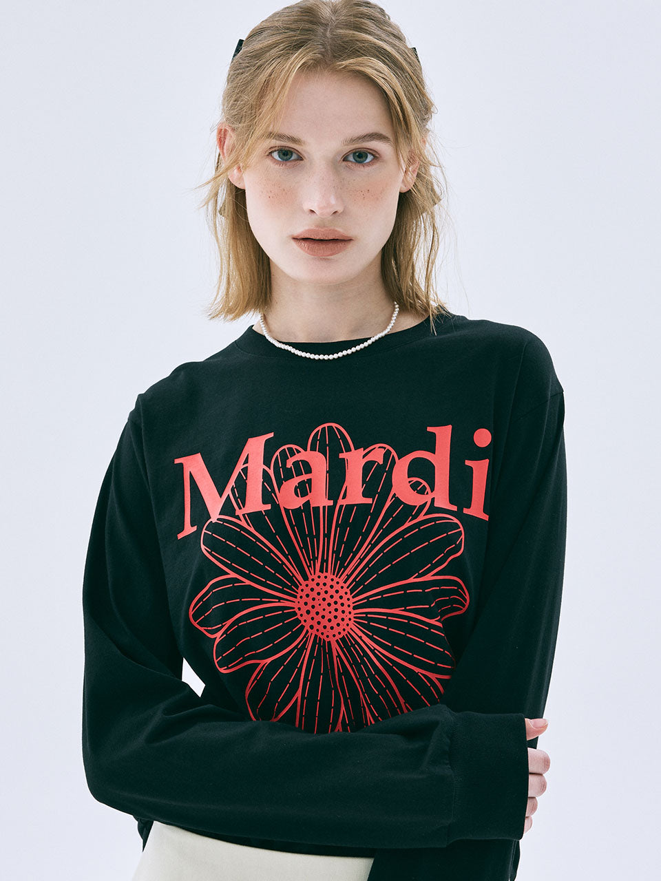 TSHIRT LONG SLEEVE FLOWERMARDI_BLACK RED Mardi Mercredi, t-shirt noir à fleur rouge, modèle mi-saison sur fond clair