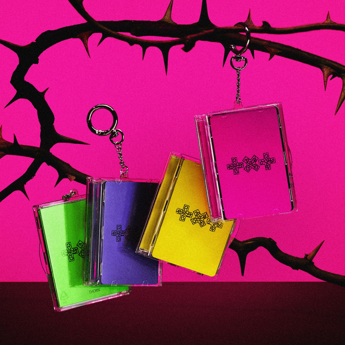 TXT - 7TH YEAR: (Photocard Case Ver.) (Random 1 of 4) - Album Kpop, boîtiers photocard colorés suspendus sur fond rose
