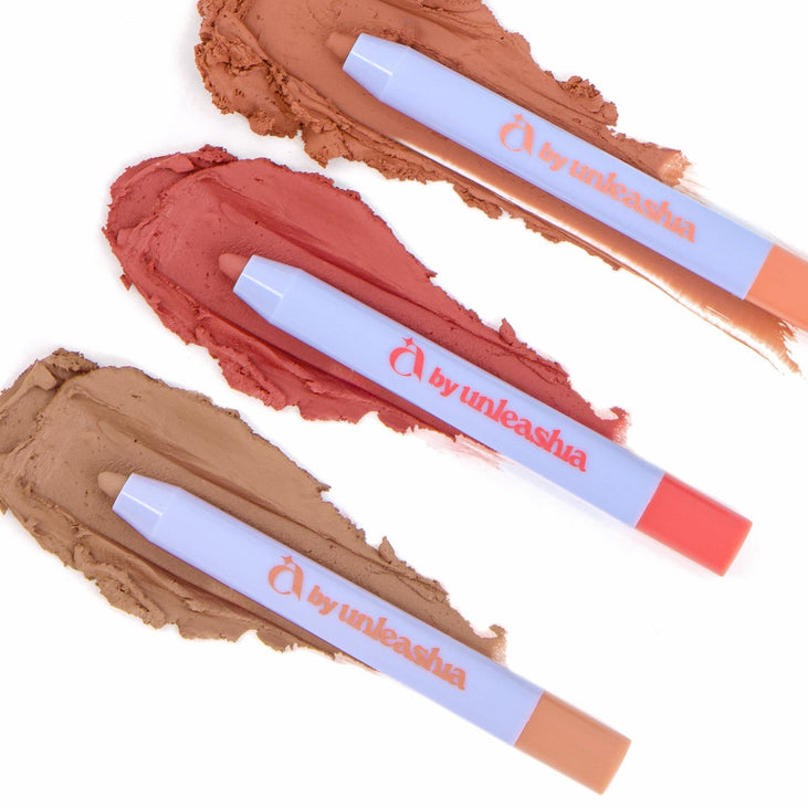 UNLEASHIA the Light Pillow Kiss Lip Pencil de la marque, sur fonds blanc, avec plusieurs teintes et textures maquillage
