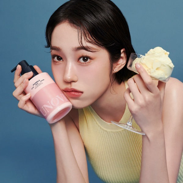 UNOVE Anove Glow Body Lotion 290ml, marque UNOVE : flacon crème rose et peau éclatante sur fond bleu, image produit beauté