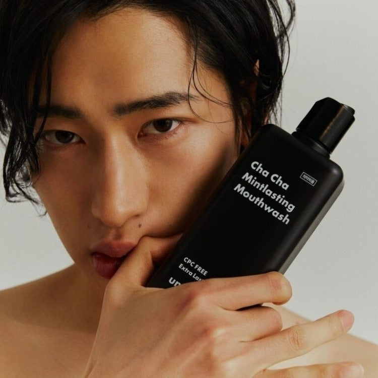 UNPA Cha Cha Mintlasting Mouthwash 300ml de UNPA : flacon noir menthe, visage souriant sur fond clair.