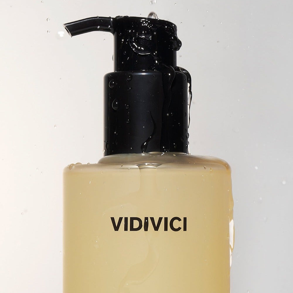 VIDIVICI Clear Gentle Calming Deep Oil 300ml de la marque VIDIVICI, flacon-pompe noir sur fond blanc, ambiance apaisante.