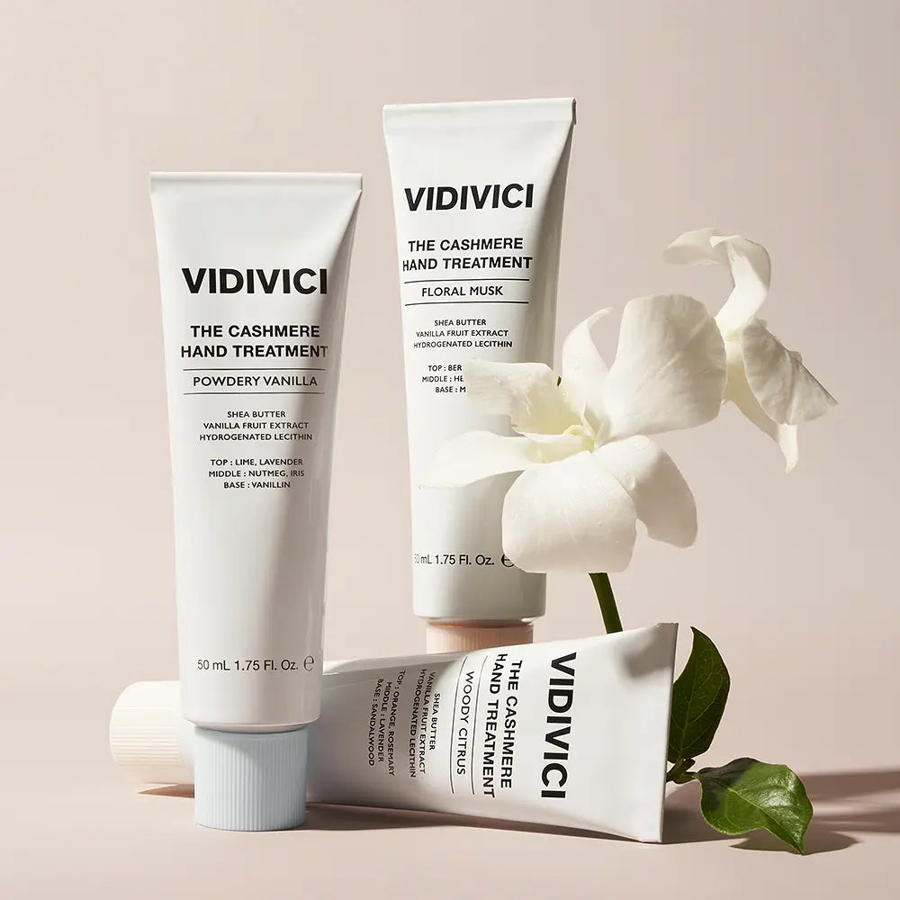 VIDIVICI The Cashmere Hand Treatments 50ml, tubes crème pour les mains, ambiance luxe avec fleurs blanches, fond clair