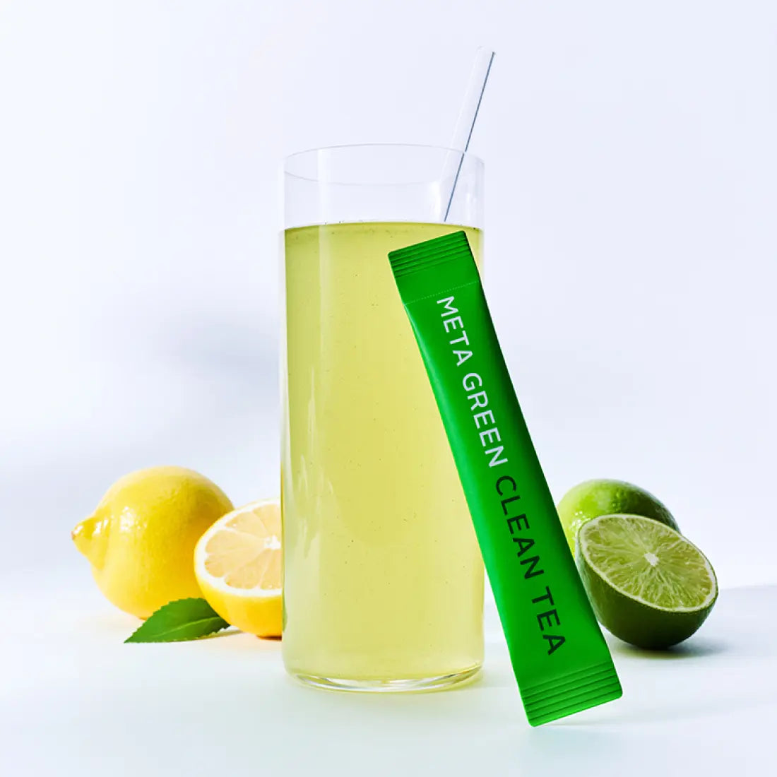 VITALBEAUTIE Meta Green Clean Tea 10 Packets, infusion verte en verre avec sachet vert, citrons et limes sur fond clair
