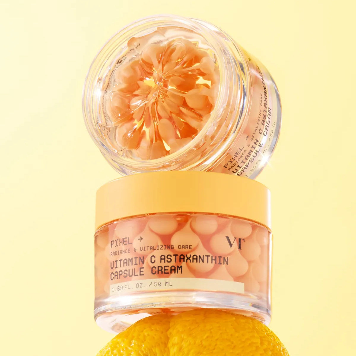 VT COSMETIC Vitamin C Astaxanthin Capsule Cream 50ml : pot de crème sur fond jaune, vue produit VT COSMETIC en gros plan.