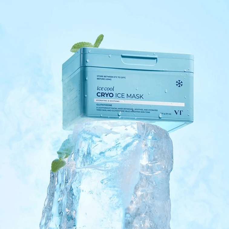 Décris l’image : VT COSMETICS Cryo Ice Mask 30ea, boîte bleue sur glaçons, ambiance fraîche, marque VT.