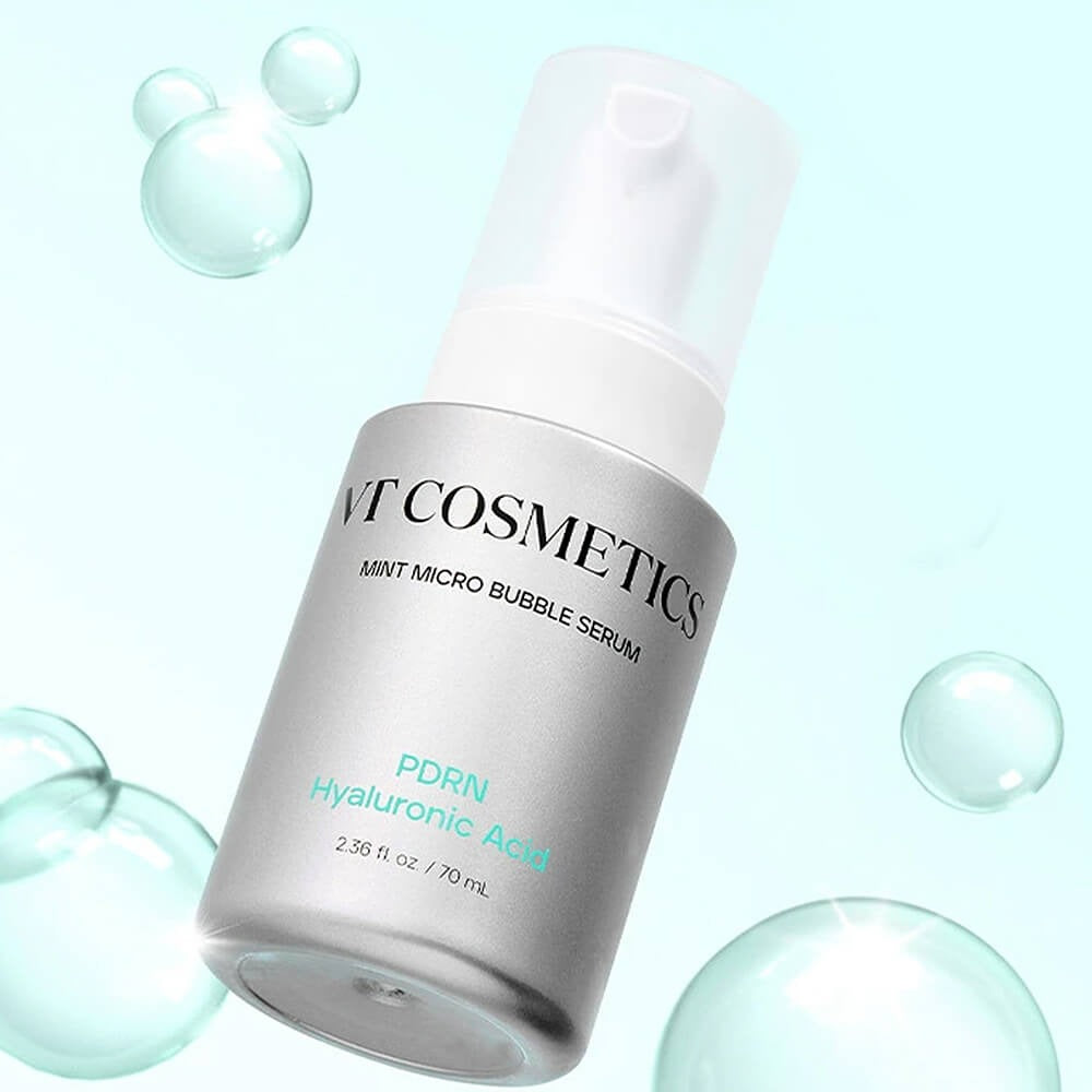 VT COSMETICS PDRN Hyaluronic Acid Mint Micro Bubble Serum 70ml de VT COSMETICS, flacon sur fond bleu avec micro bulles.