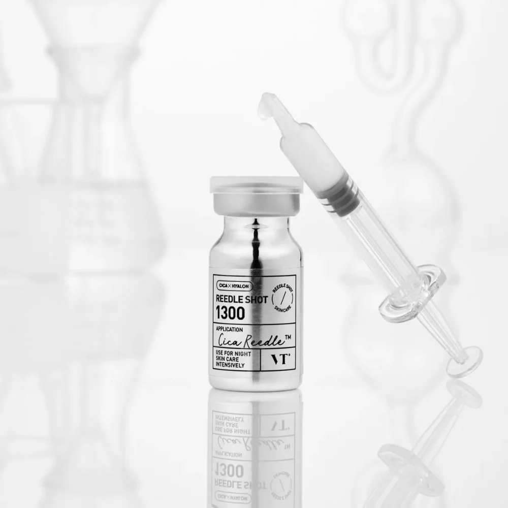 VT COSMETICS Riddle Shot 1300 8ml : sérum en flacon et seringue, contexte visuel cosmétique en studio blanc.