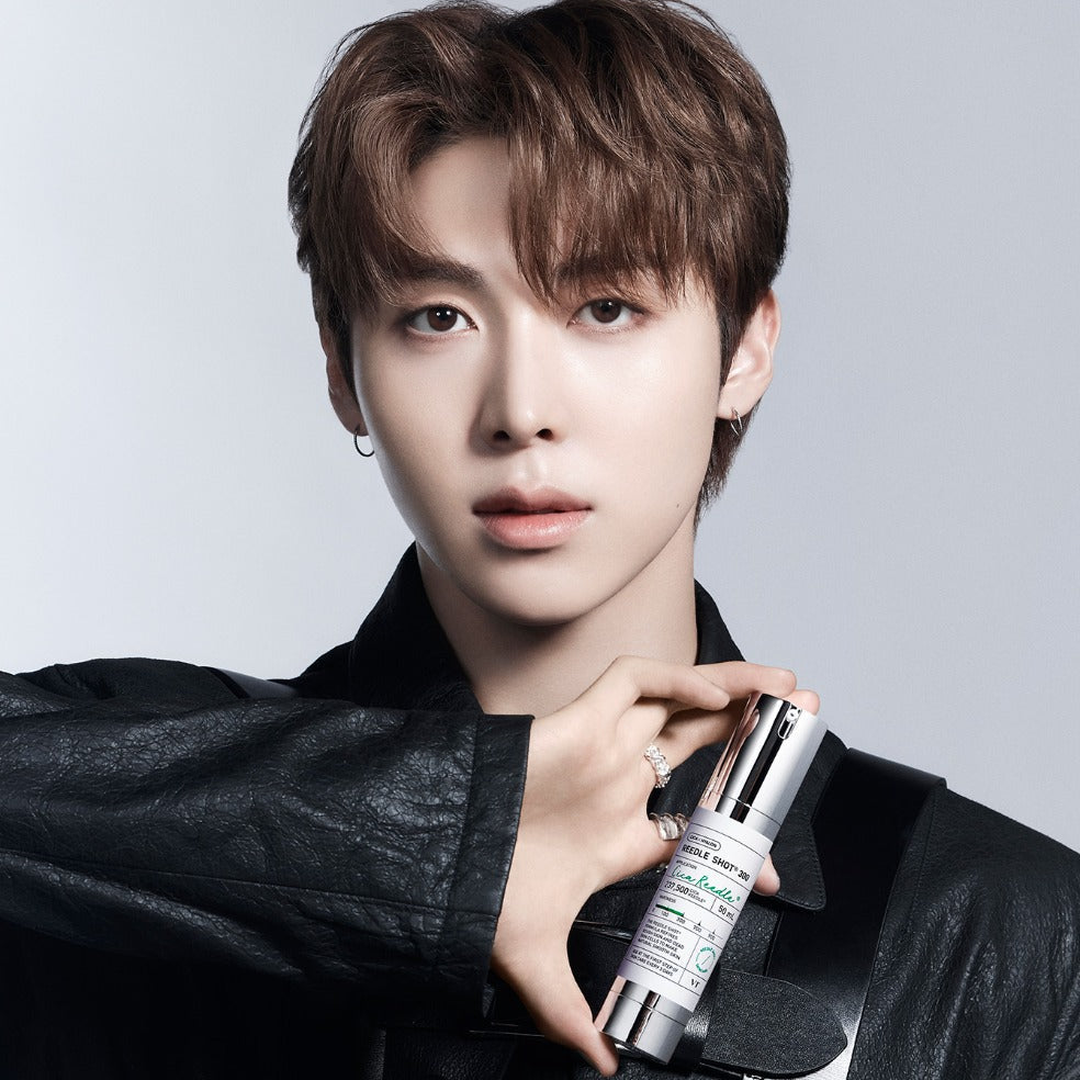 VT COSMETICS Riddle Shot 300 50ml, flacon cosmétique sur fond clair avec un mannequin cheveux bruns, style photo beauté.