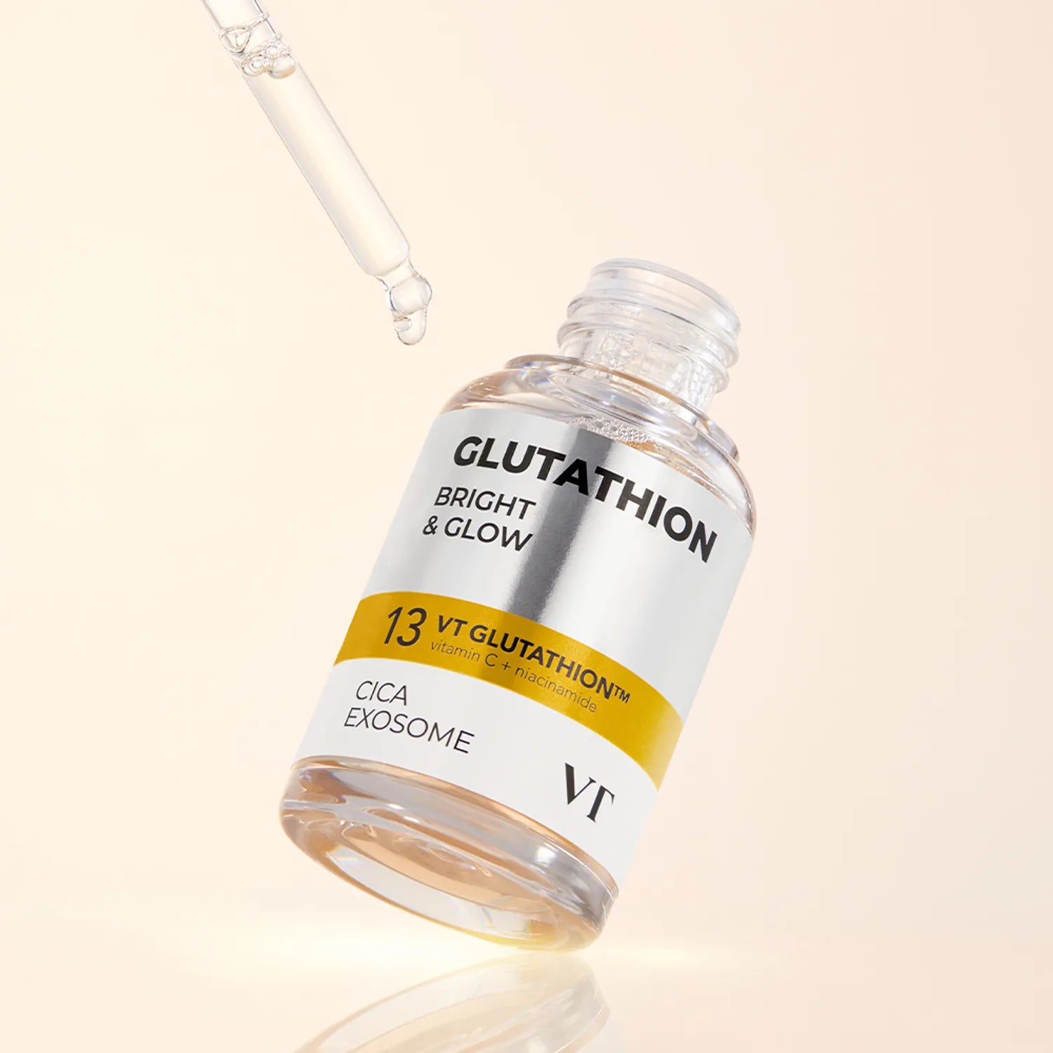 Flacon de 30ml de VT COSMETIC Glutathion Brightening Ampoule, mise en scène avec une pipette, sur fond beige clair.