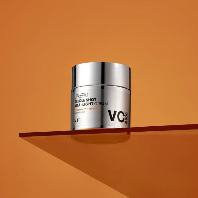 VT COSMETIC Riddle Shot Vita-Light Cream 50ml sur une étagère orange, crème hydratante éclat pour la peau.