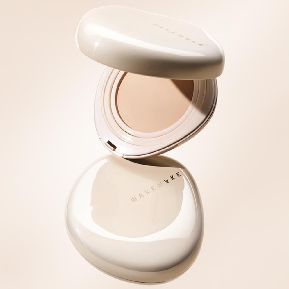 WAKE MAKE Water Glow Coating Balm 12.5g, produit de la marque, dans son boîtier maquillage sur fond clair, effet glow
