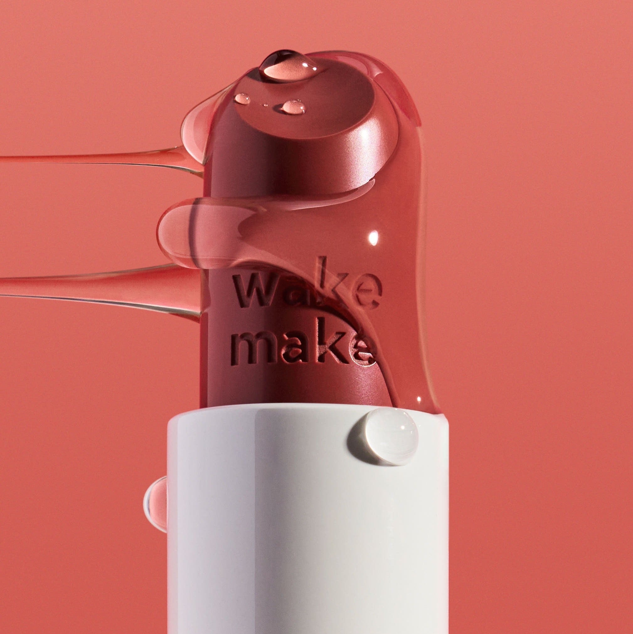 WAKEMAKE Healthy Glow Balm Sticks, marque sur baume stick, flacon rose sur fond corail, visuel beauté