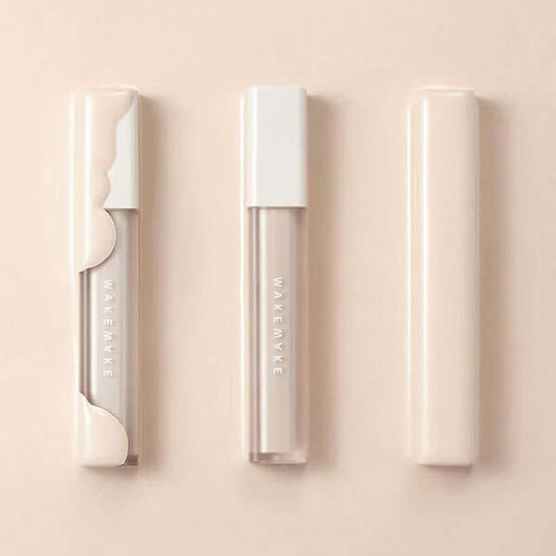 WAKEMAKE Defining Cover Concealer de WAKEMAKE, flacons sur fond beige, mise en scène maquillage en studio