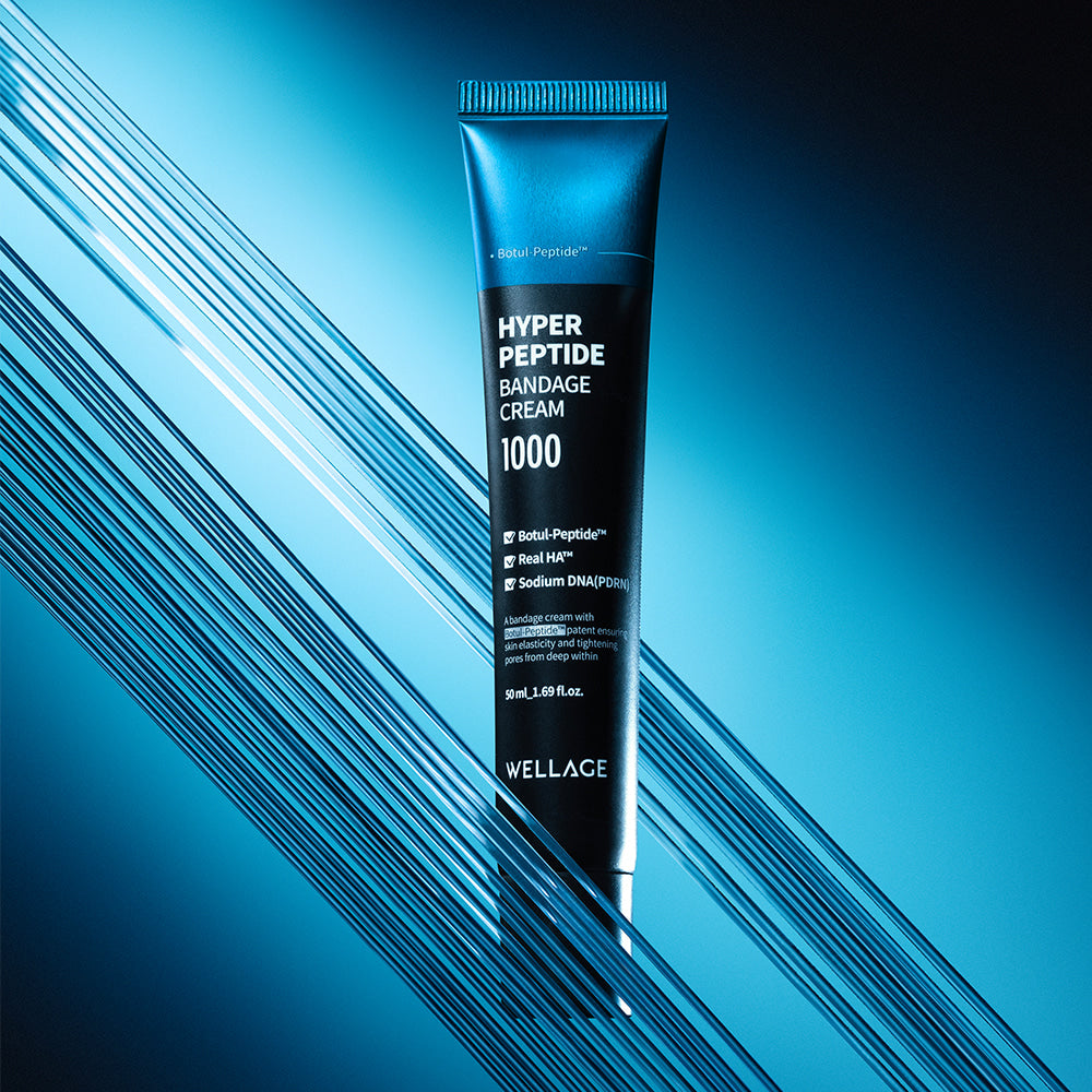 WELLAGE Hyper Peptide Bandage Cream 50ml, tube bleu sur fond dégradé avec lignes diagonales, contexte studio.