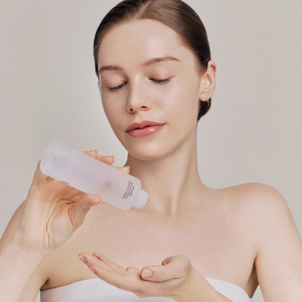 WHAMISA Organic Pear Blossom Fermented Essence Toner 160ml : femme applique sur la peau, flacon WHAMISA en contexte beauté.