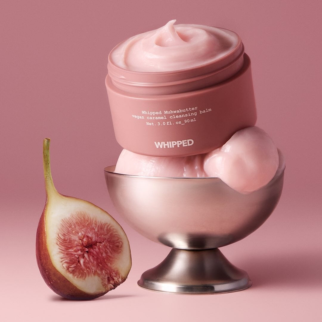 WHIPPED Fig Butter Vegan Caramel Cleansing Balm 90ml de la marque WHIPPED, baume rose crémeux sur fond rose