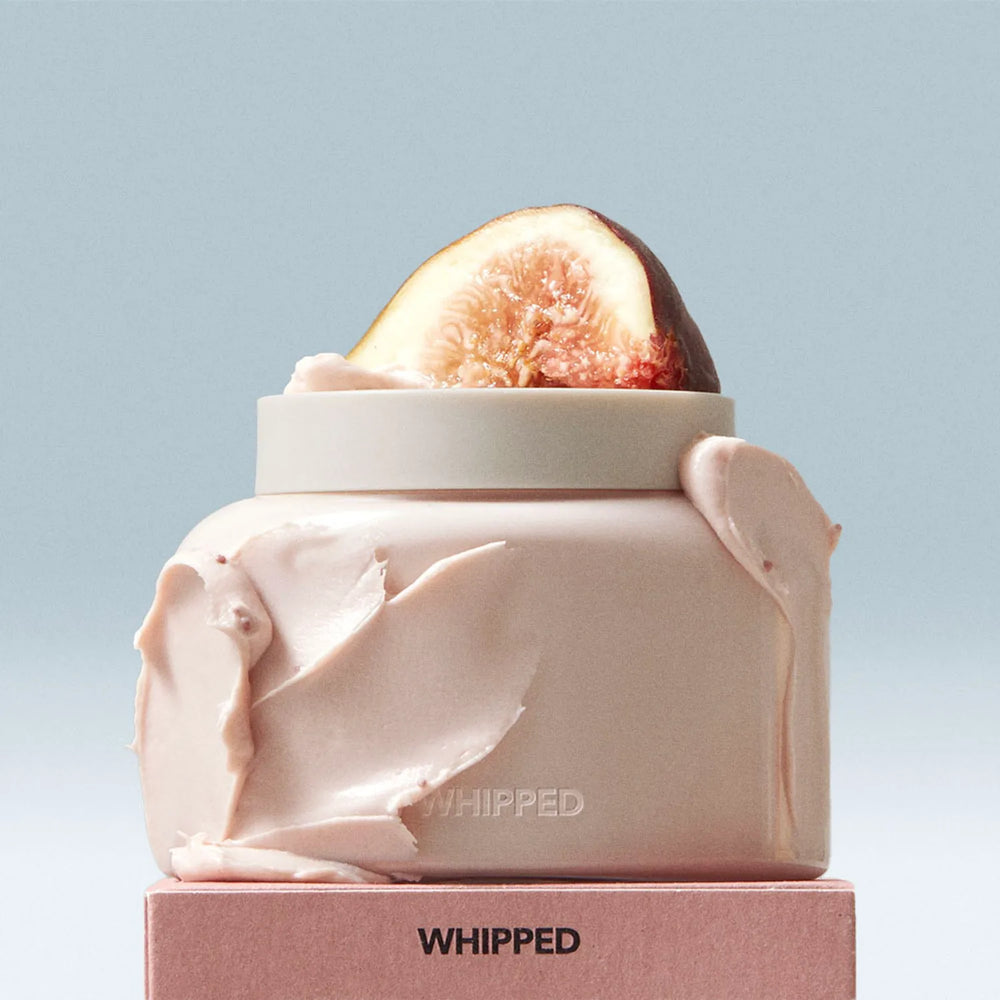 WHIPPED Vegan Topping Body Butter 190g : pot crème végétal texturé, tranche de figue sur fond bleu clair