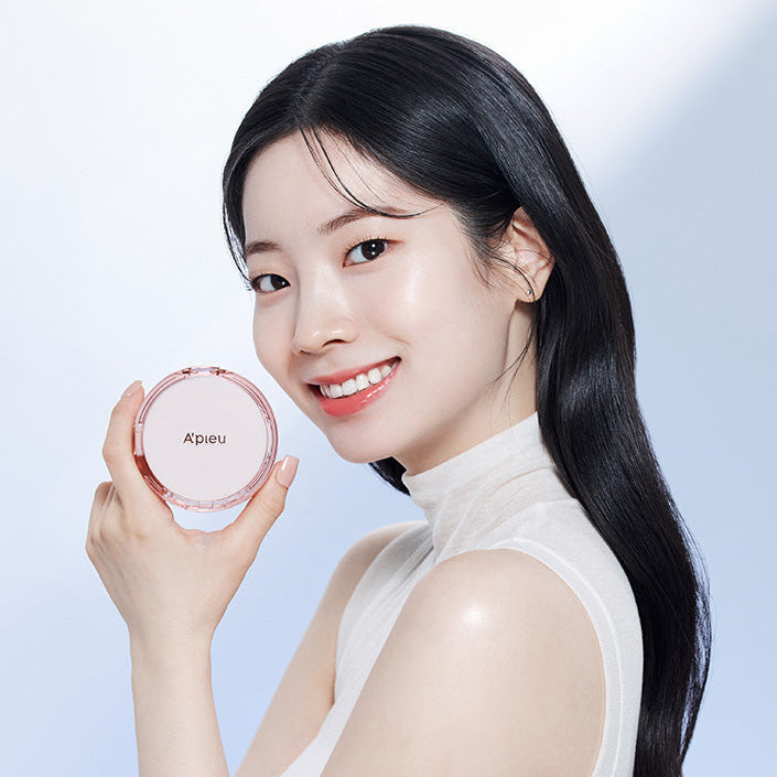 A'PIEU Waterlock Cushion 15g par A'PIEU : femme tient le boîtier cushion sur fond clair, sourire, maquillage