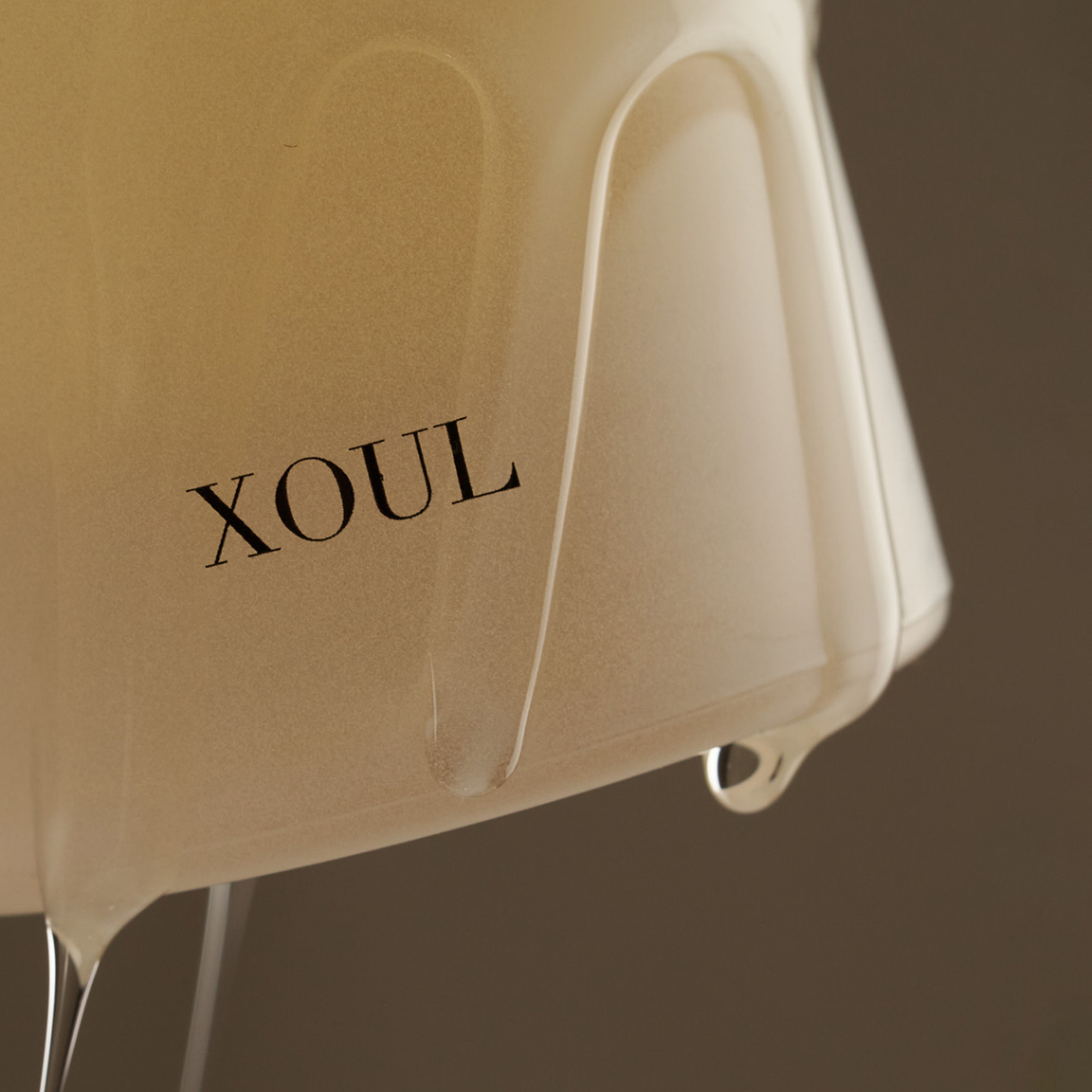 Décris l'image en français en mentionnant le produit, la marque et le contexte visuel : XOUL Pure Cell Cleansing Gel 130ml