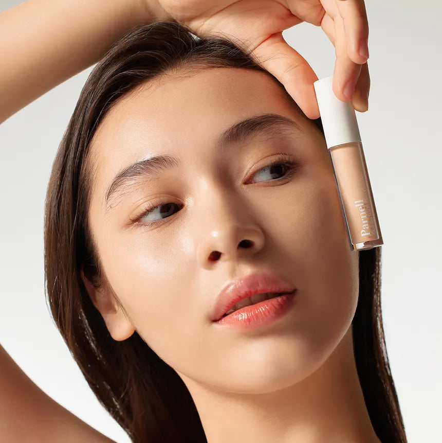 PARNELL Cicamanu Skin Fit Cover Concealer, la marque applique au pinceau sur le visage en gros plan, peau lumineuse.