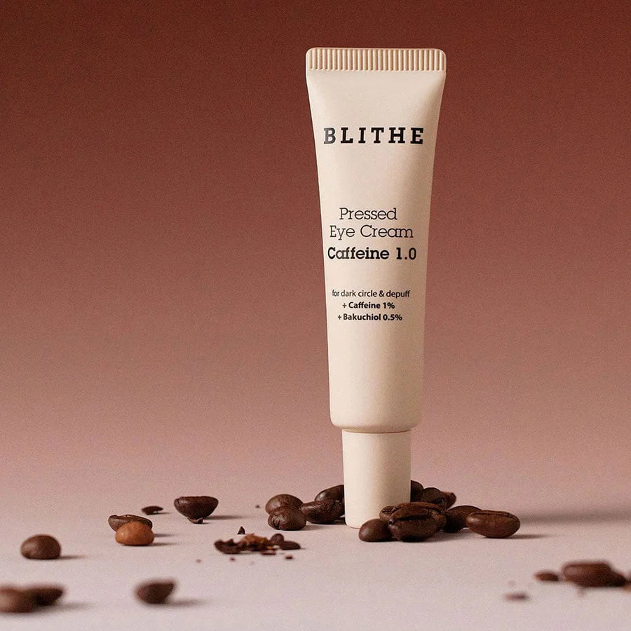 BLITHE Pressed Eye Cream 20ml, tube crème sous lumière douce sur grains de café, fond beige.