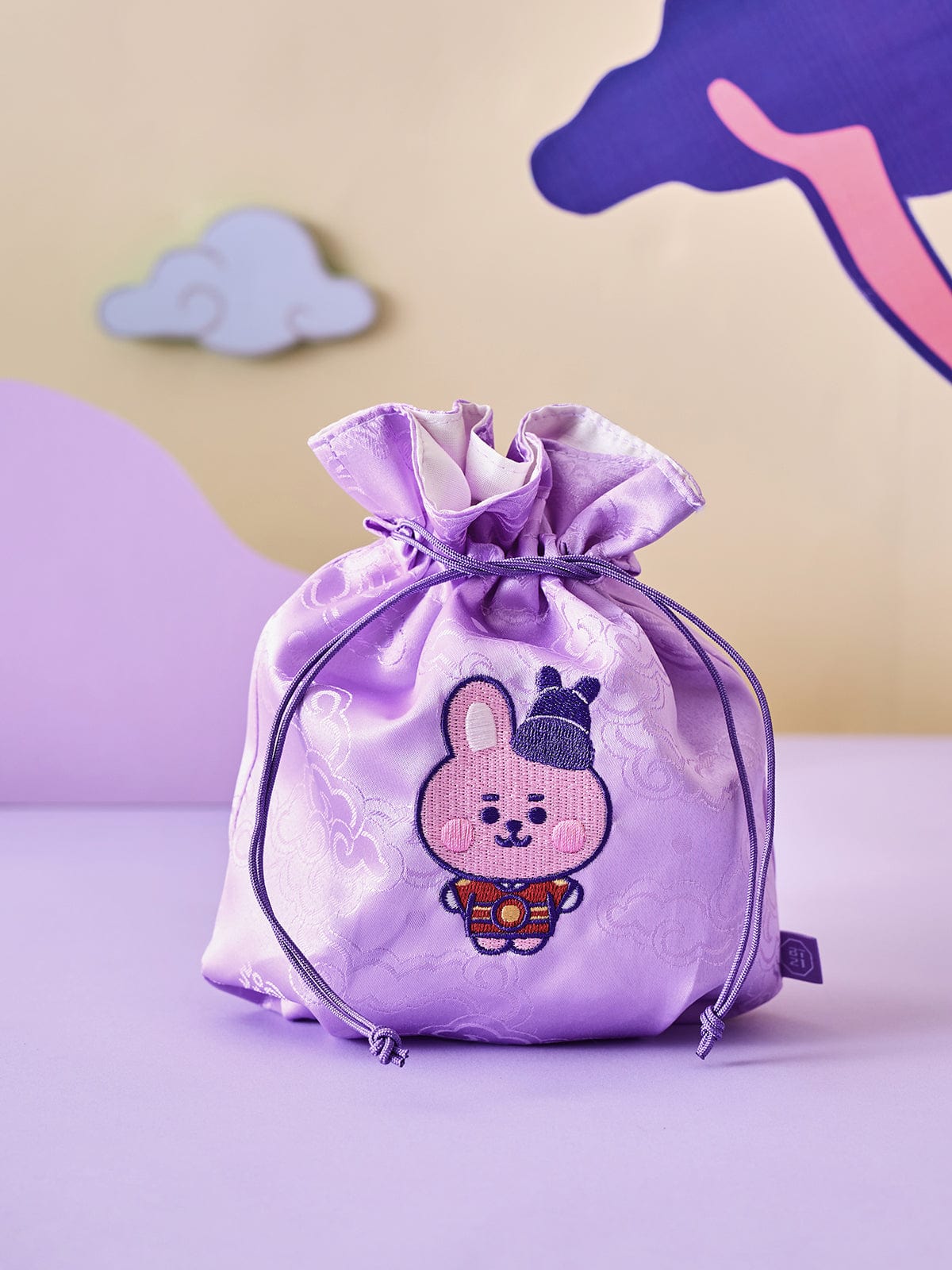 BT21 COOKY BABY GOOD LUCK POUCH K-EDITION ver.2 LINE FRIENDS, pochette violette avec COOKY sur fond décor jouets.