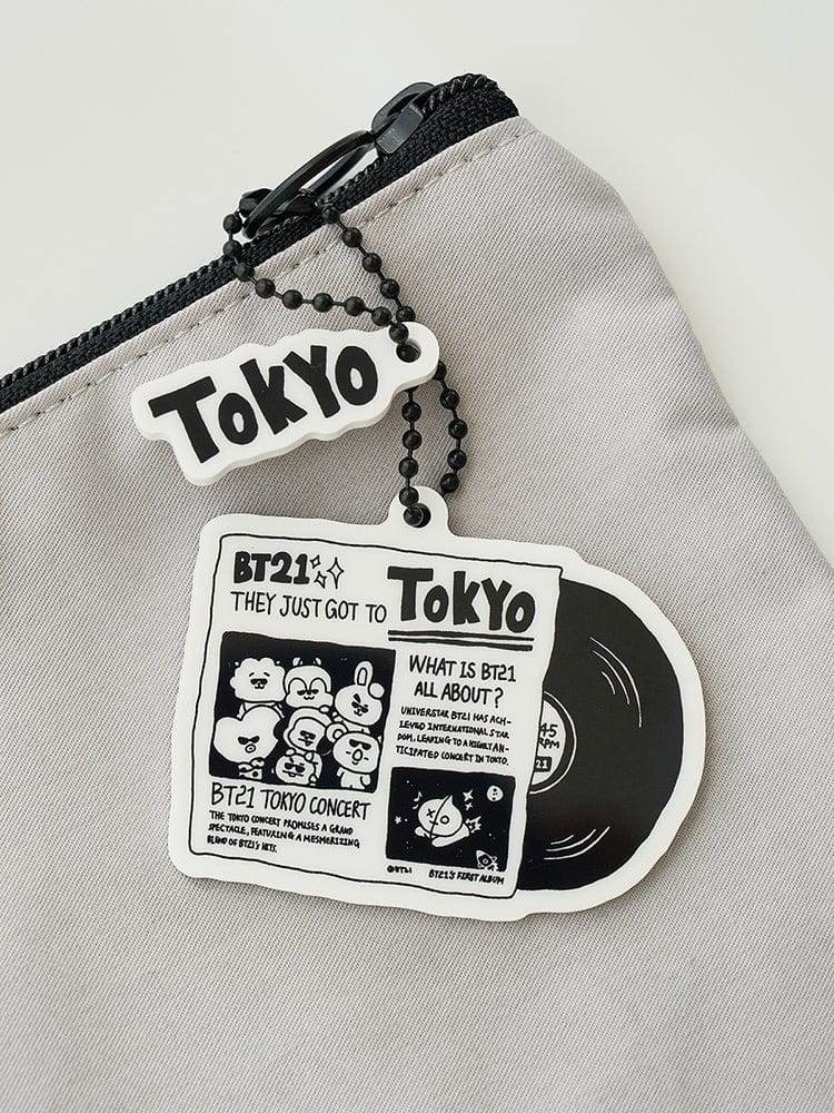 BT21 ACRYLIC KEYRING TOKYO CITY EDITION : porte-clés officiel Tokyo sur sac, LINE FRIENDS, personnages BT21 devant fond gris.