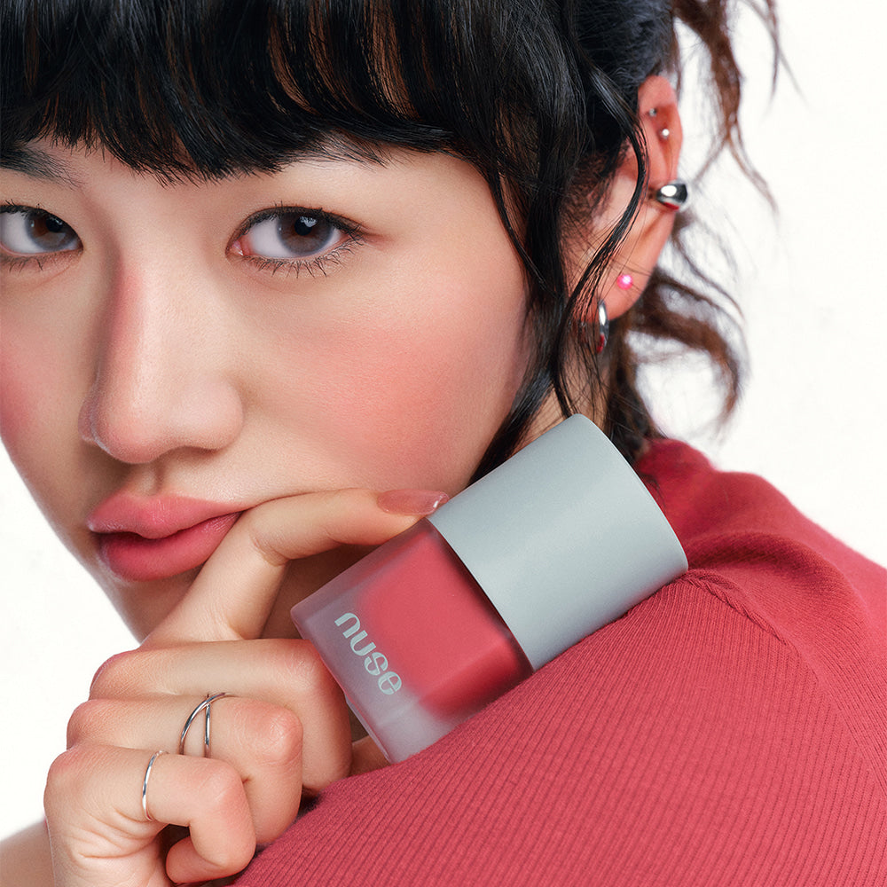 NUSE Mousse Care Cheek de NUSE sur des joues, visage féminin en gros plan avec texture mousse, fond clair.