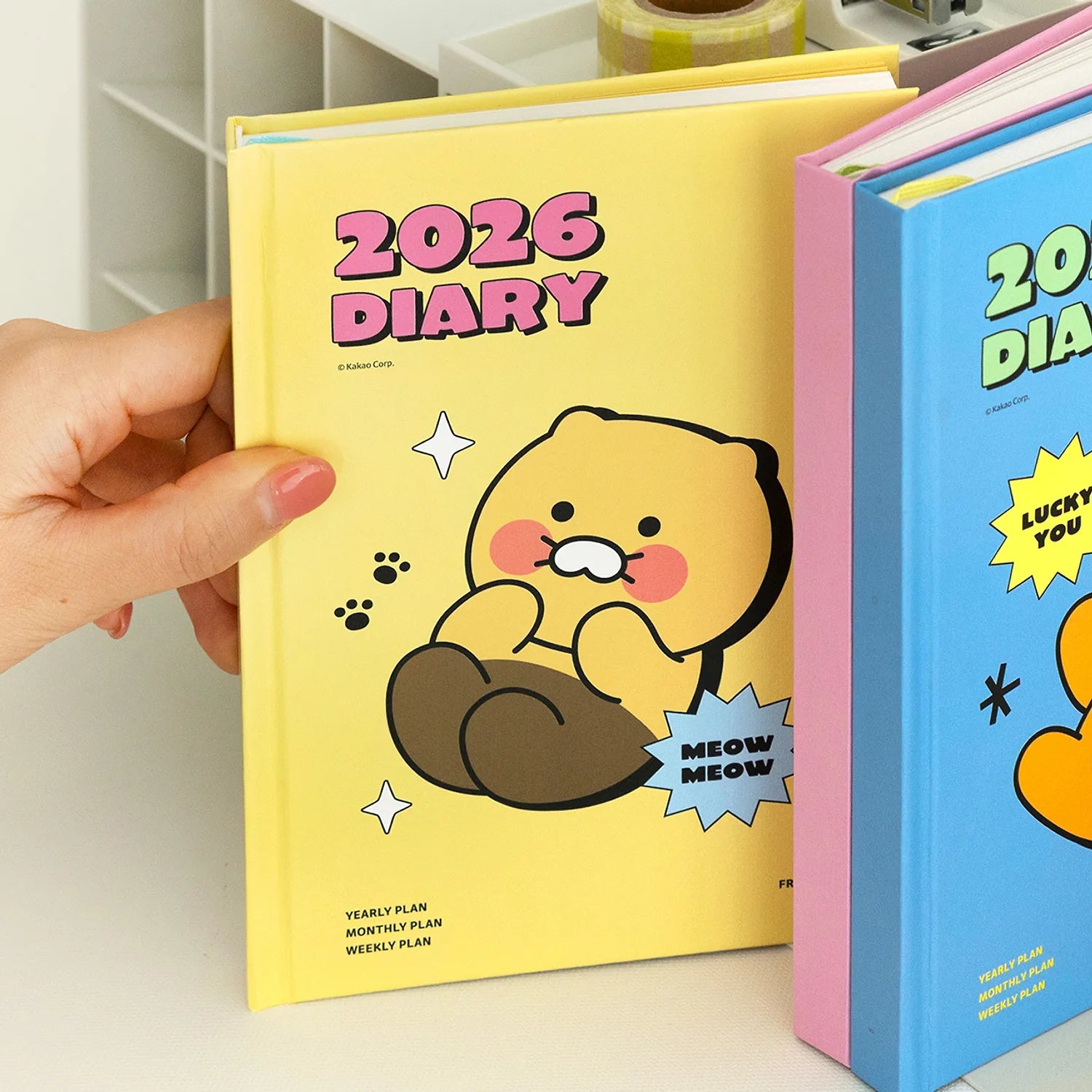 KAKAO FRIENDS Planner 2026 avec personnages animés et couverture jaune charmante, parfait pour l'organisation de l'année.
