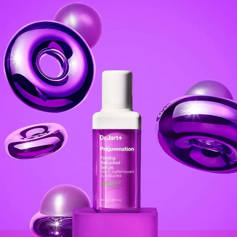 Flacon de DR.JART+ Prejuvenation Firming Bakuchiol Serum 50ml sur fond violet avec éléments design.