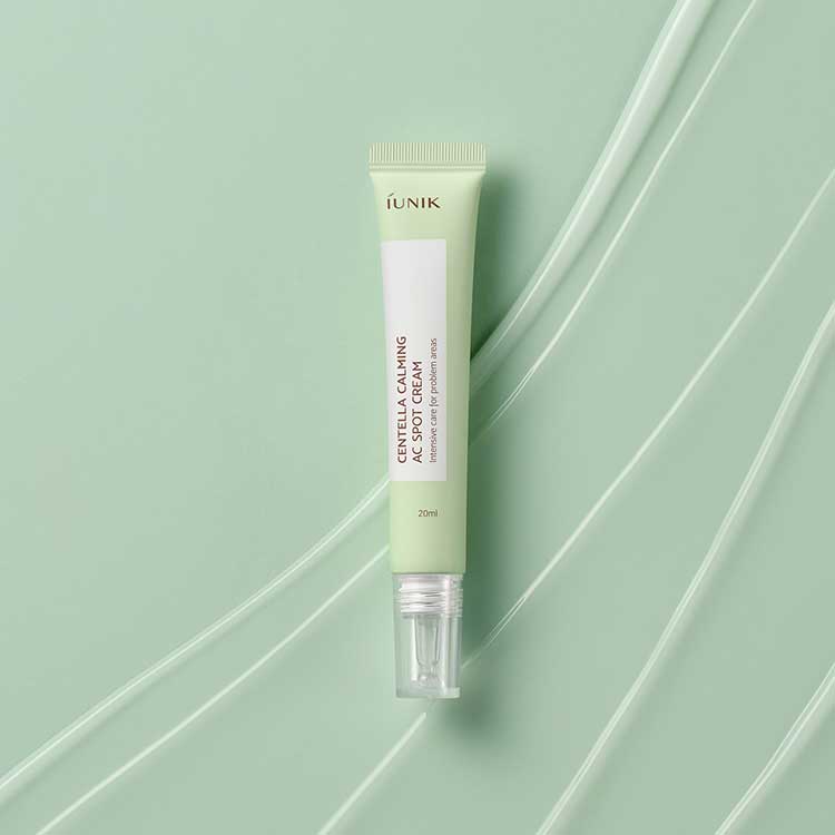 Tube de iUNIK Centella Calming AC Spot Cream 20ml sur fond vert, crème apaisante pour peau sensible, 20ml.