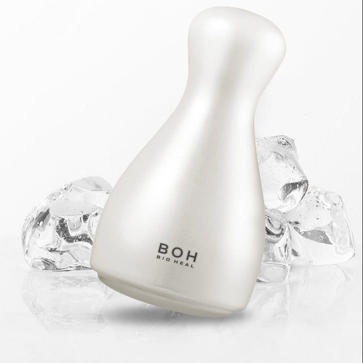 BIO HEAL BOH Cooling Massager blanc sur fond de glace, idéal pour apaiser et revigorer la peau.