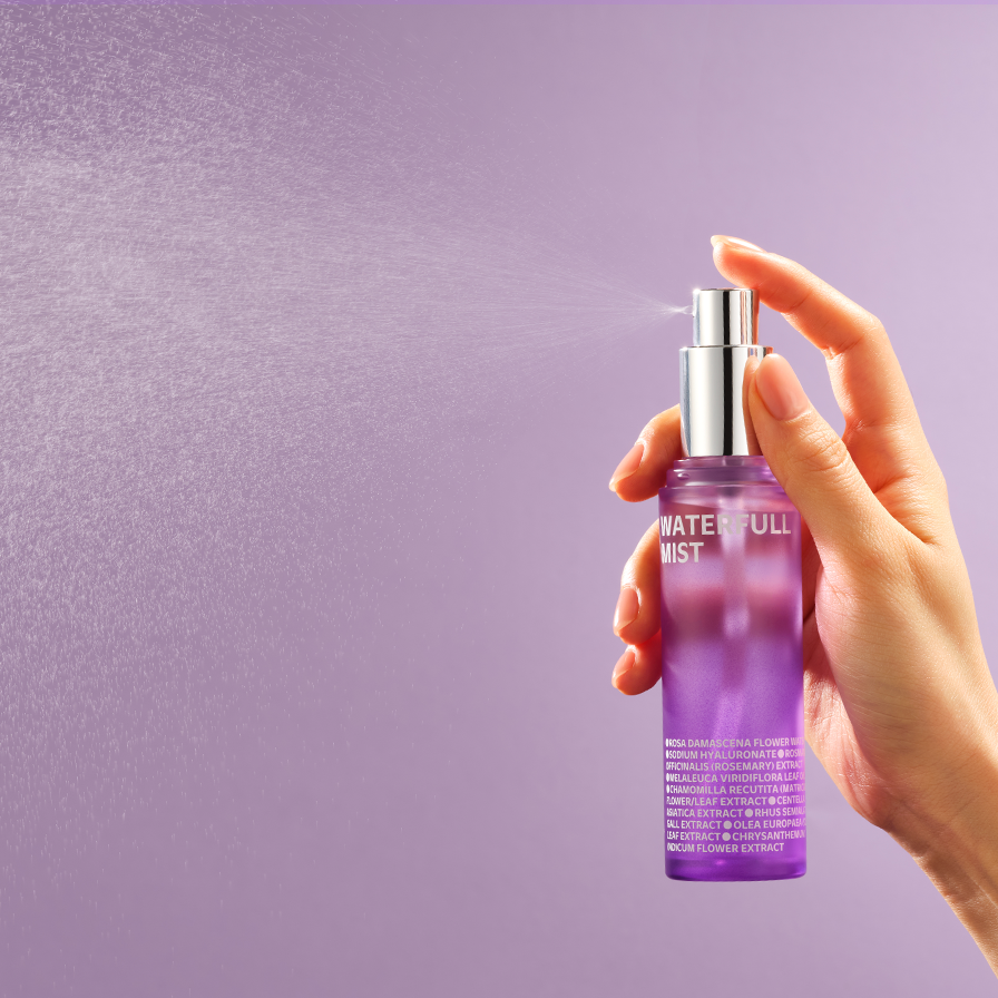 ISOI Waterfull Mist 55ml vaporisateur en action sur fond violet, hydratant et rafraîchissant pour une peau éclatante.