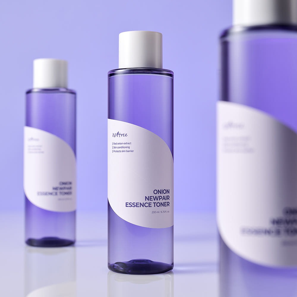 ISNTREE Onion Newpair Essence Toner 200ml, flacon violet sur fond bleu, marque ISNTREE, décor cosmétique