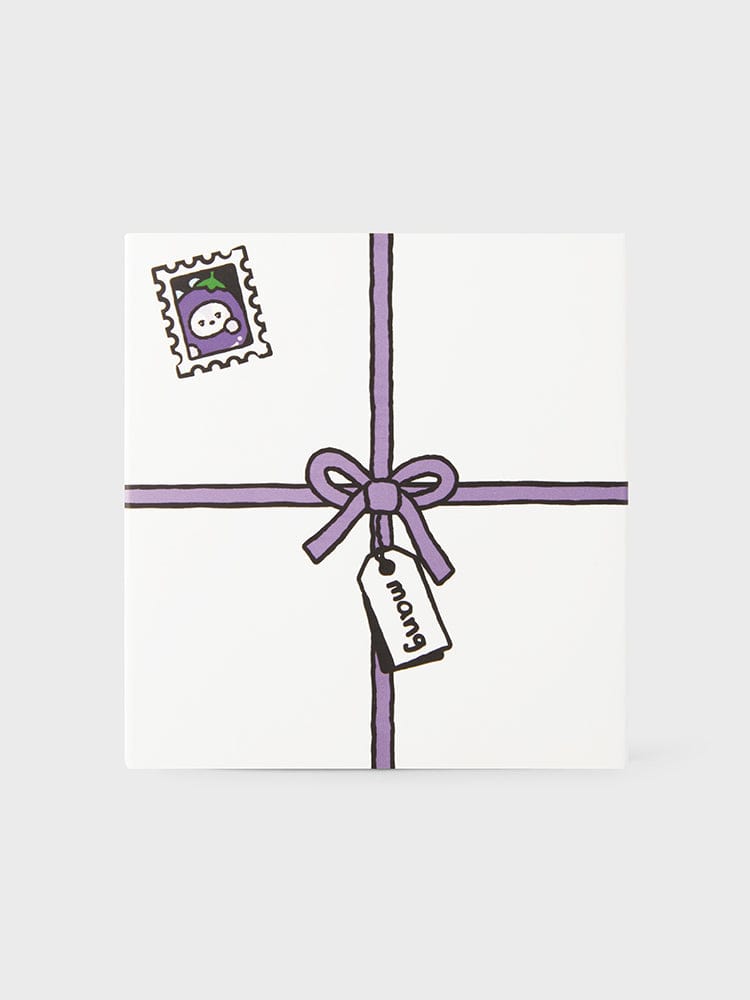 BT21 MANG mini minini VEGGIE DOLL, peluche BT21 de Mang, dans une boîte cadeau décorée, ruban violet, fond clair.